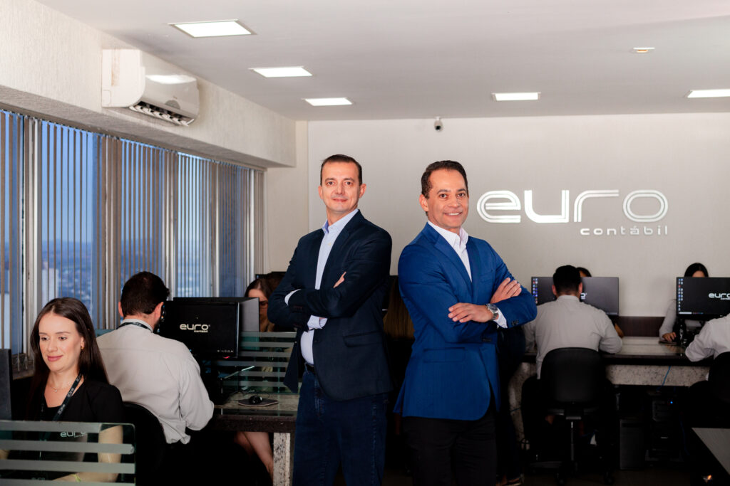 Diretores da Euro Contábil posando em foto institucional