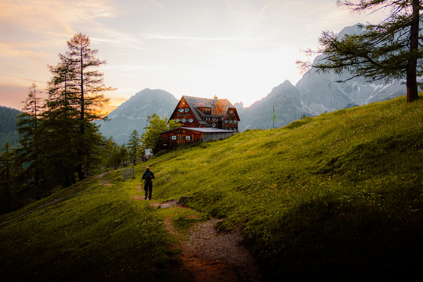 Casa afastada em uma colina, com uma vista deslumbrante de montanhas ao longe. Loteamentos devem ser atrativos para gerarem vendas.
